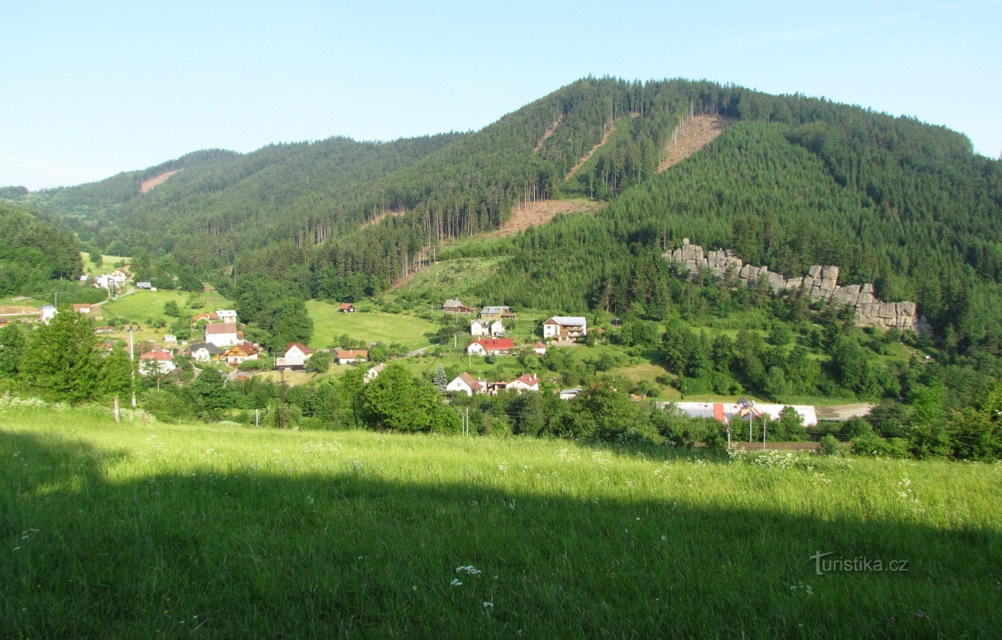 uitzicht op de Duivelsrotsen en de heuvels vanaf de Stráže 1-helling
