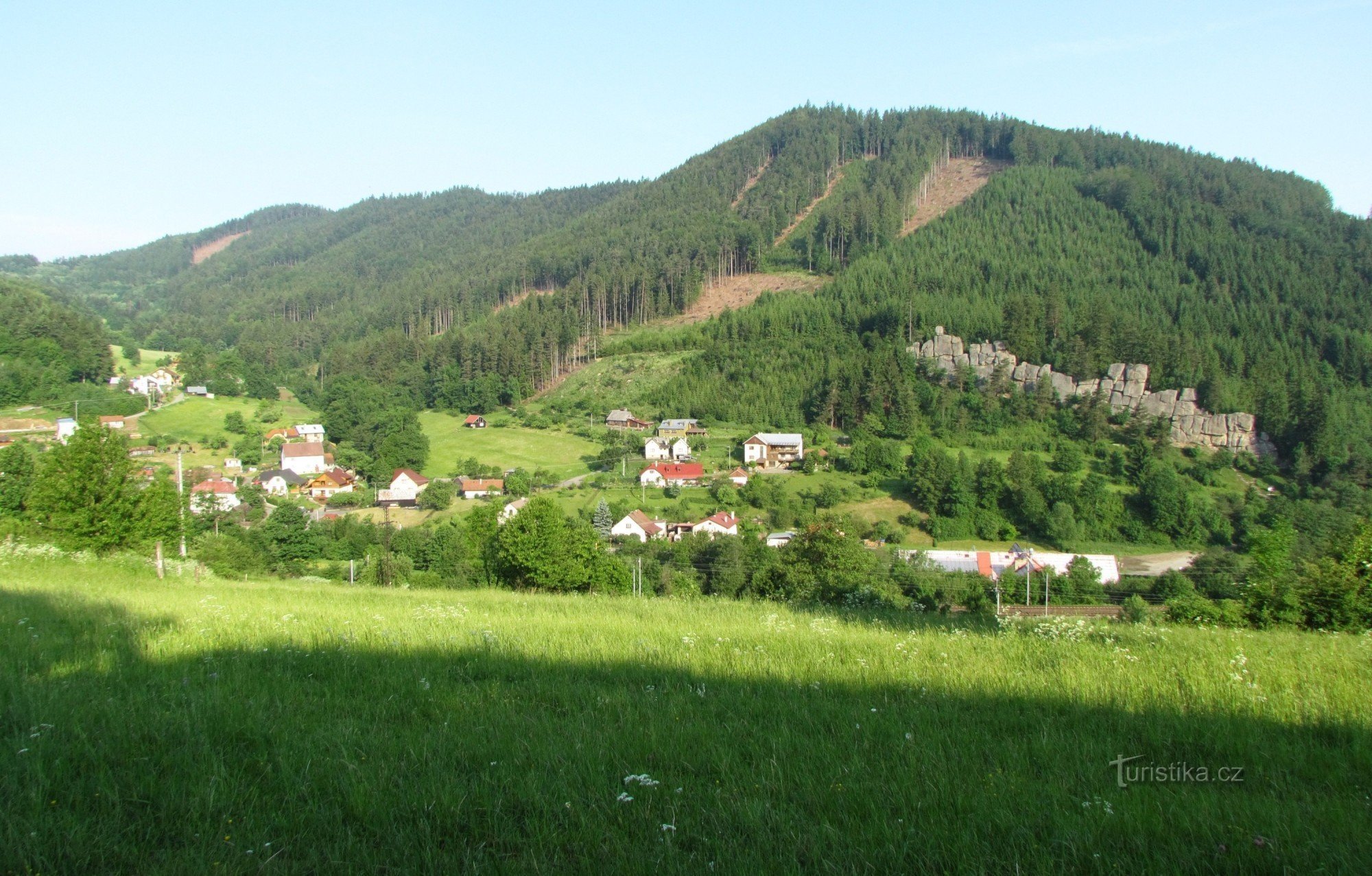 Blick auf die Teufelsfelsen und die Hügel von der Piste Stráže 1