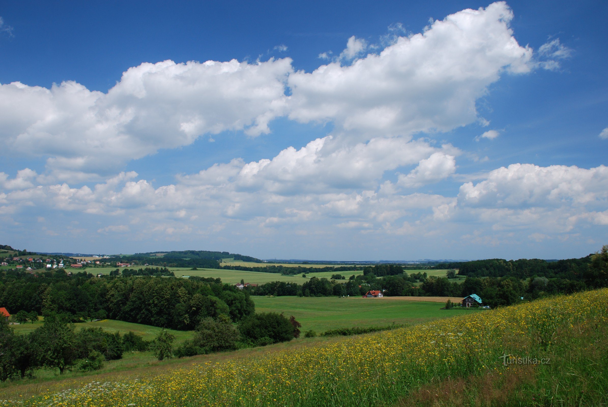 Zicht op de weilanden van Janovice