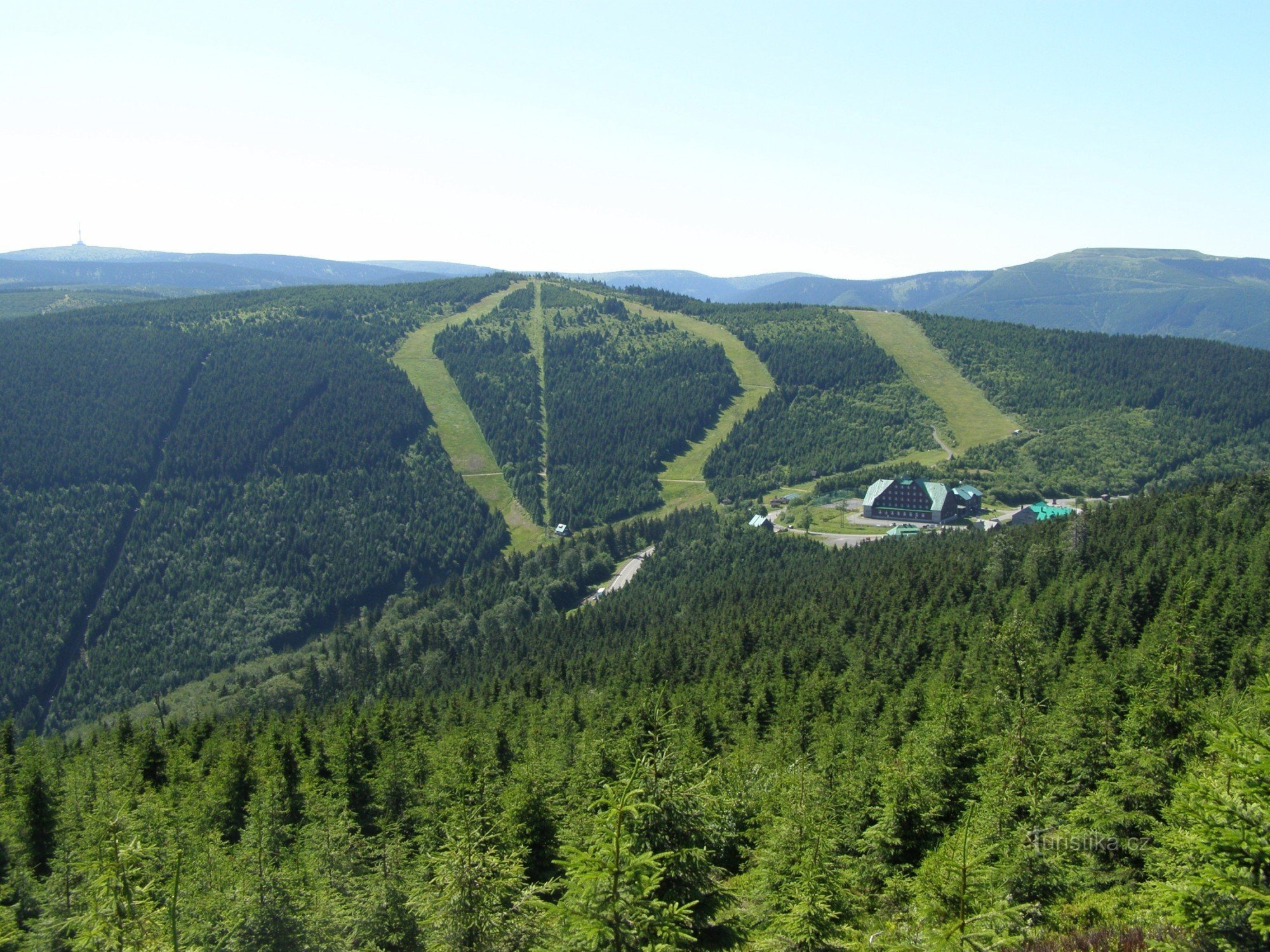 vue sur Praděd, Červenohorské sedlo et Dlouhá Stráná