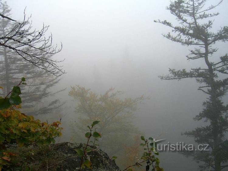 Gezichtspunt op Šafářova skála: Uitzicht in de mist vanaf Šafářova skála