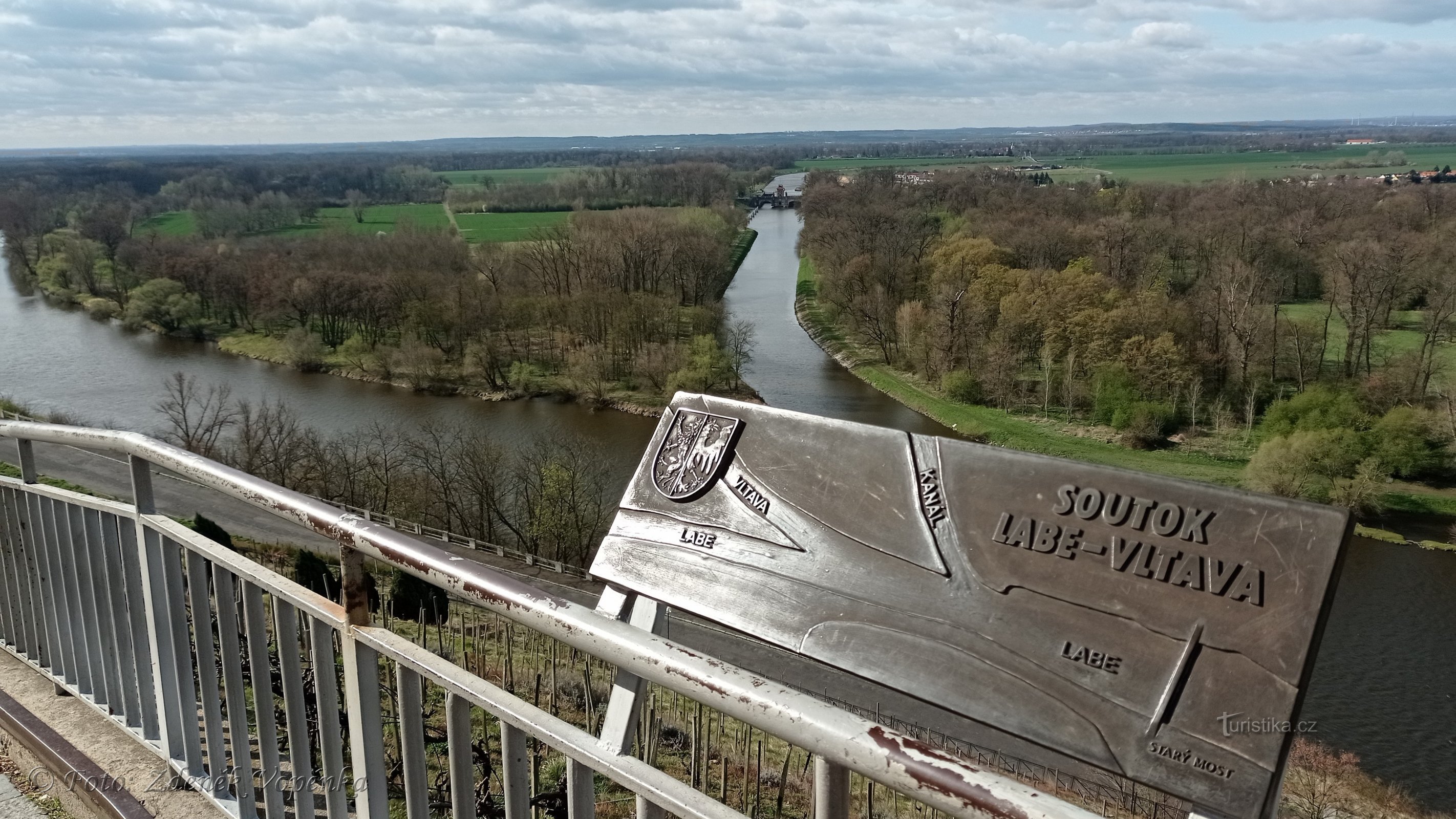 Uitzicht op de samenvloeiing bij het kasteel van Mělník.