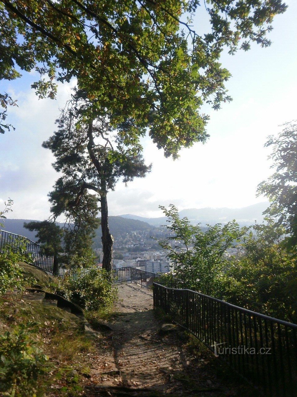 pogled ispod restorana