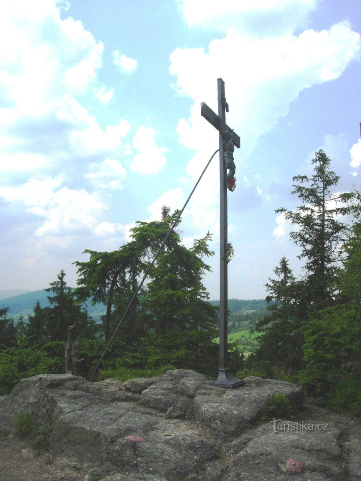 Nhìn ra với một cây thánh giá trên tảng đá Vintíř