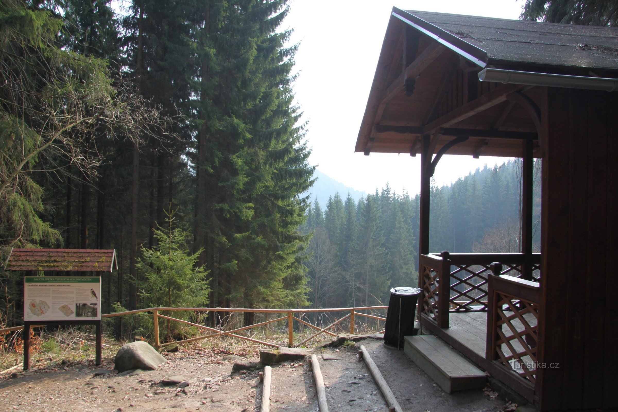 Aussichtspunkt mit Rastplatz am Felsen Echo von Telická