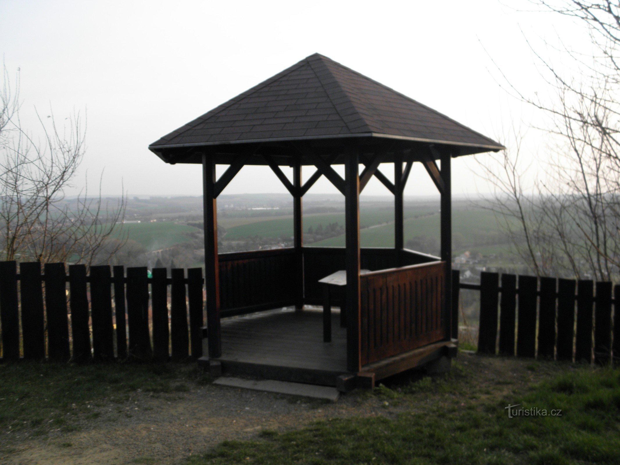 Aussichtsturm auf die Kirche St. Martin in Lulc