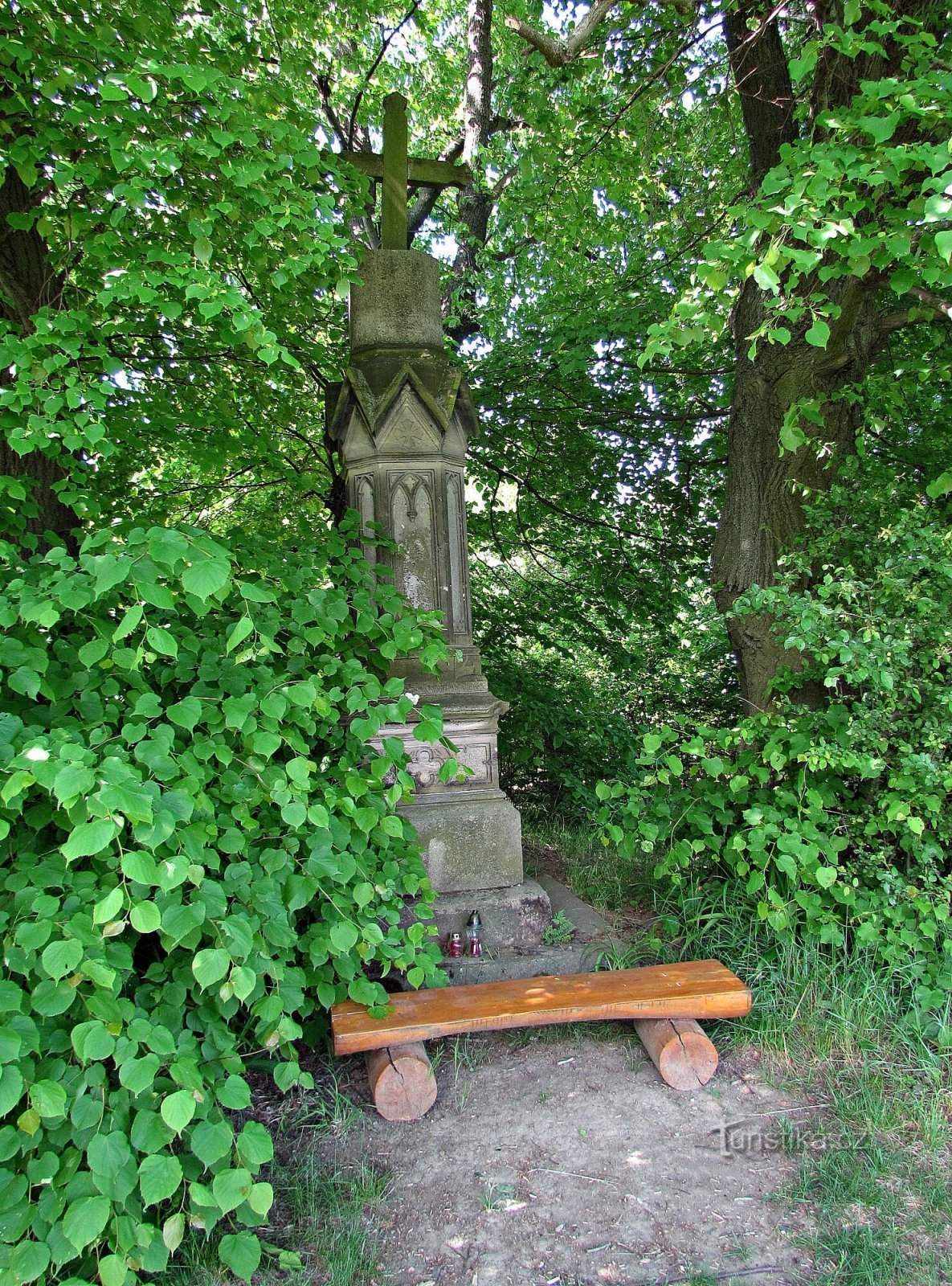 Aussichtsturm am Kreuz über Dobrčice