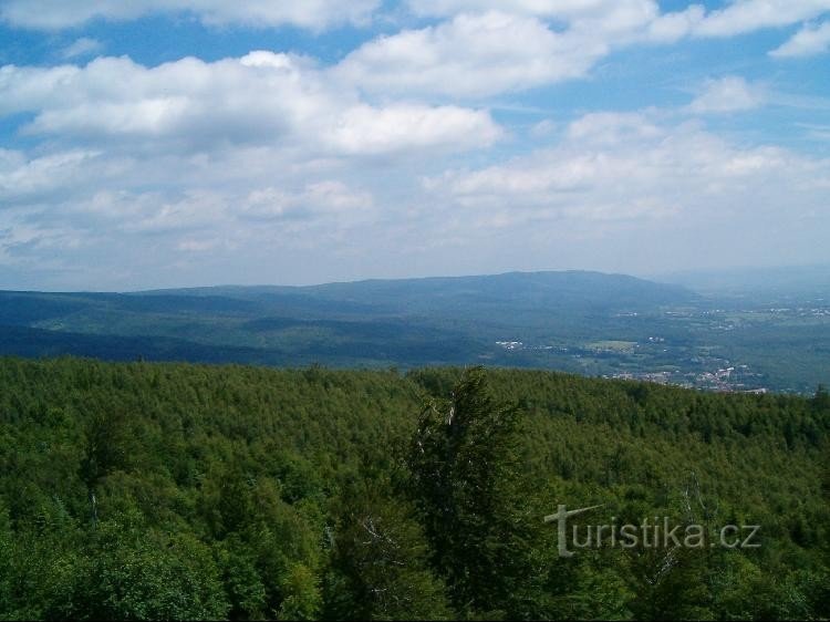 Vedere: Vedere asupra Munților Metaliferi și Hrob, Dubí și Krupka la poalele dealurilor