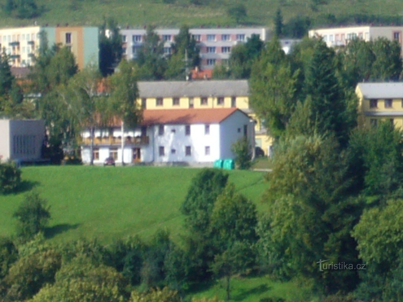 kilátás Vyšehradra a Krumlov-toronyból (fehér épület = Pohoda vendégház)