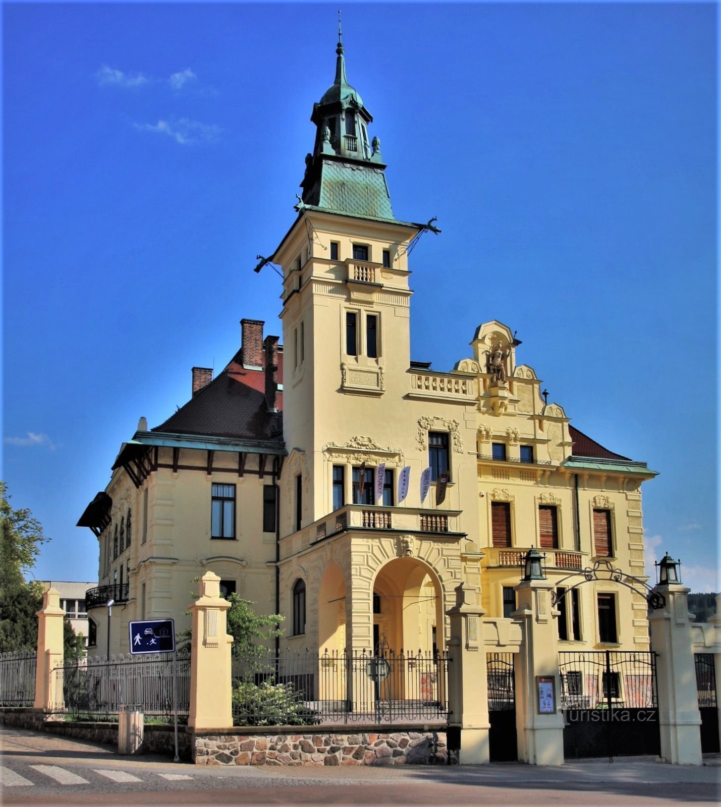 La torre de observación domina la fachada de la villa de Hernych