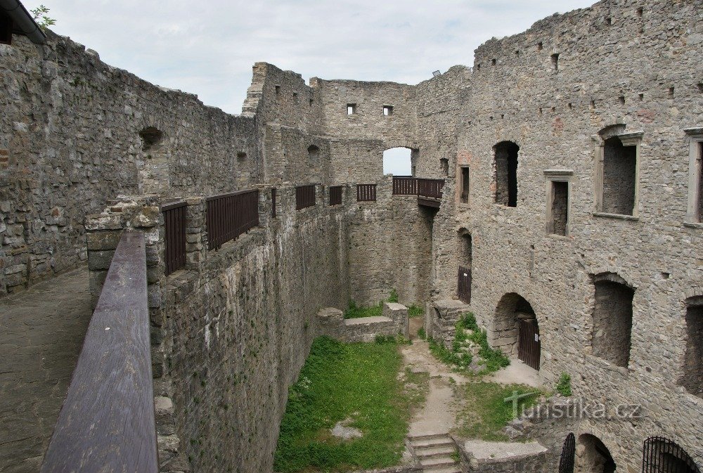 der Aussichtsturm bildet den Abschluss des Schlosses