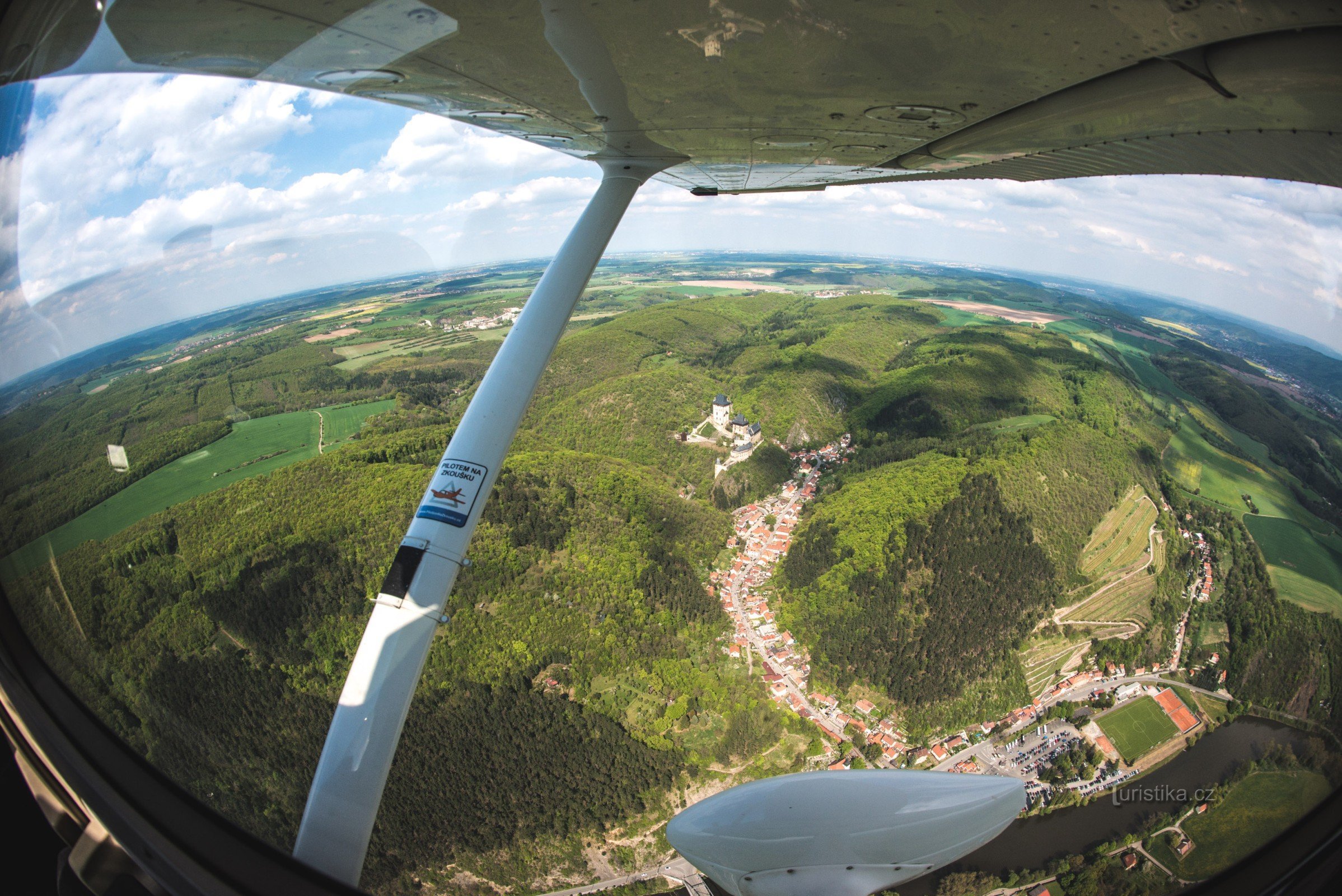 Zbor de vizitare a obiectivelor turistice cu avionul Karlštejn