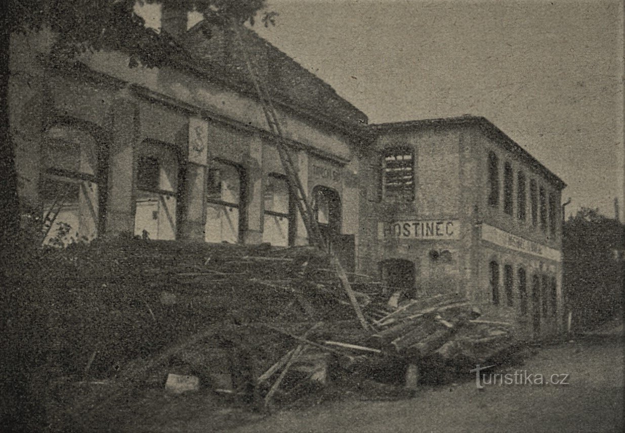 Vyhořelý Součkův hostinec v Havlovicích v roce 1927