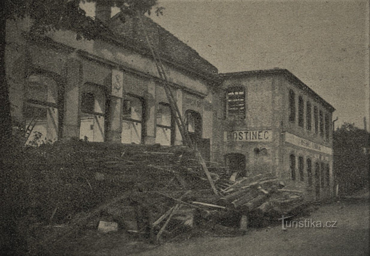 Das ausgebrannte Gasthaus Součk in Havlovice im Jahr 1927