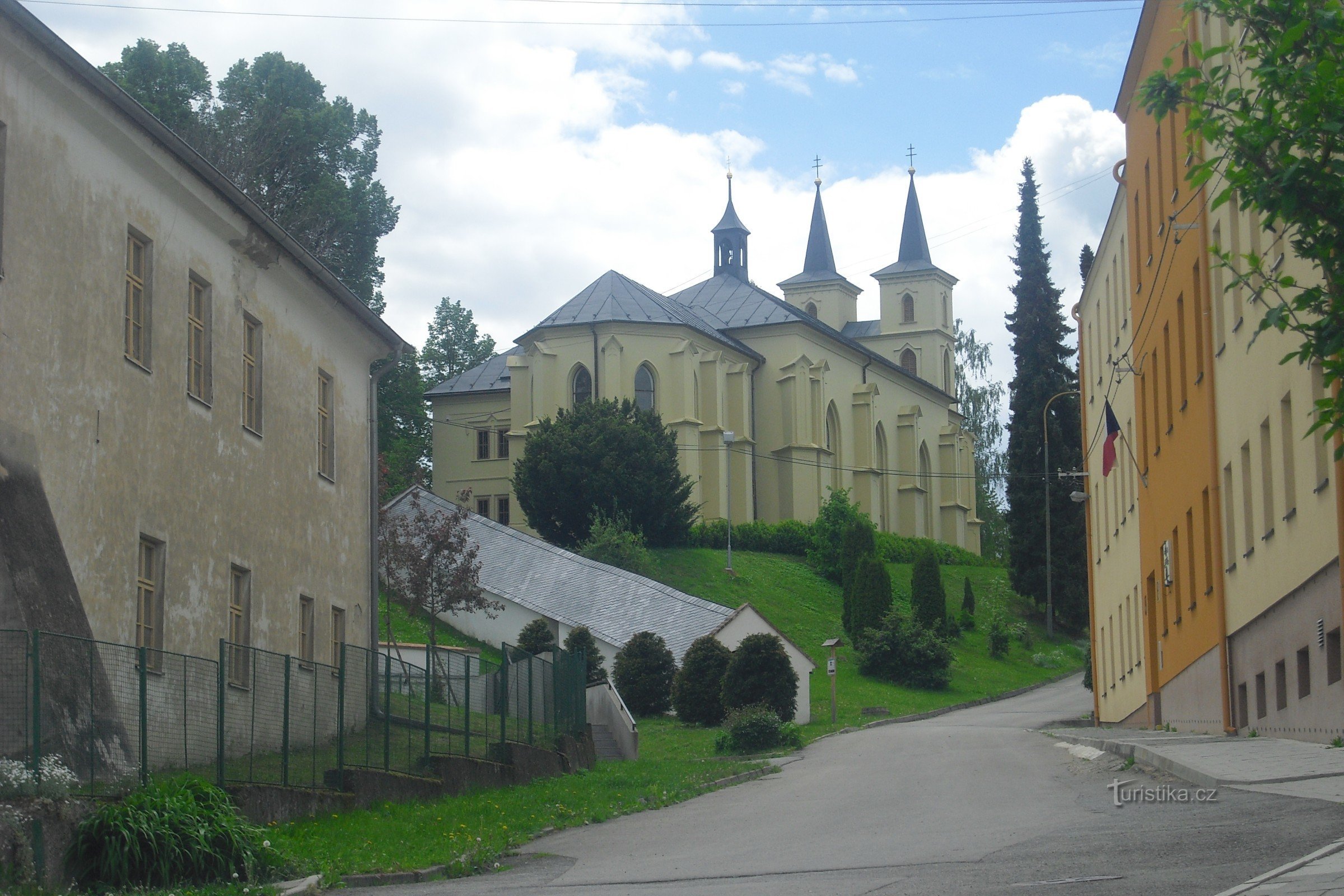 Wir verlassen die Kirche...