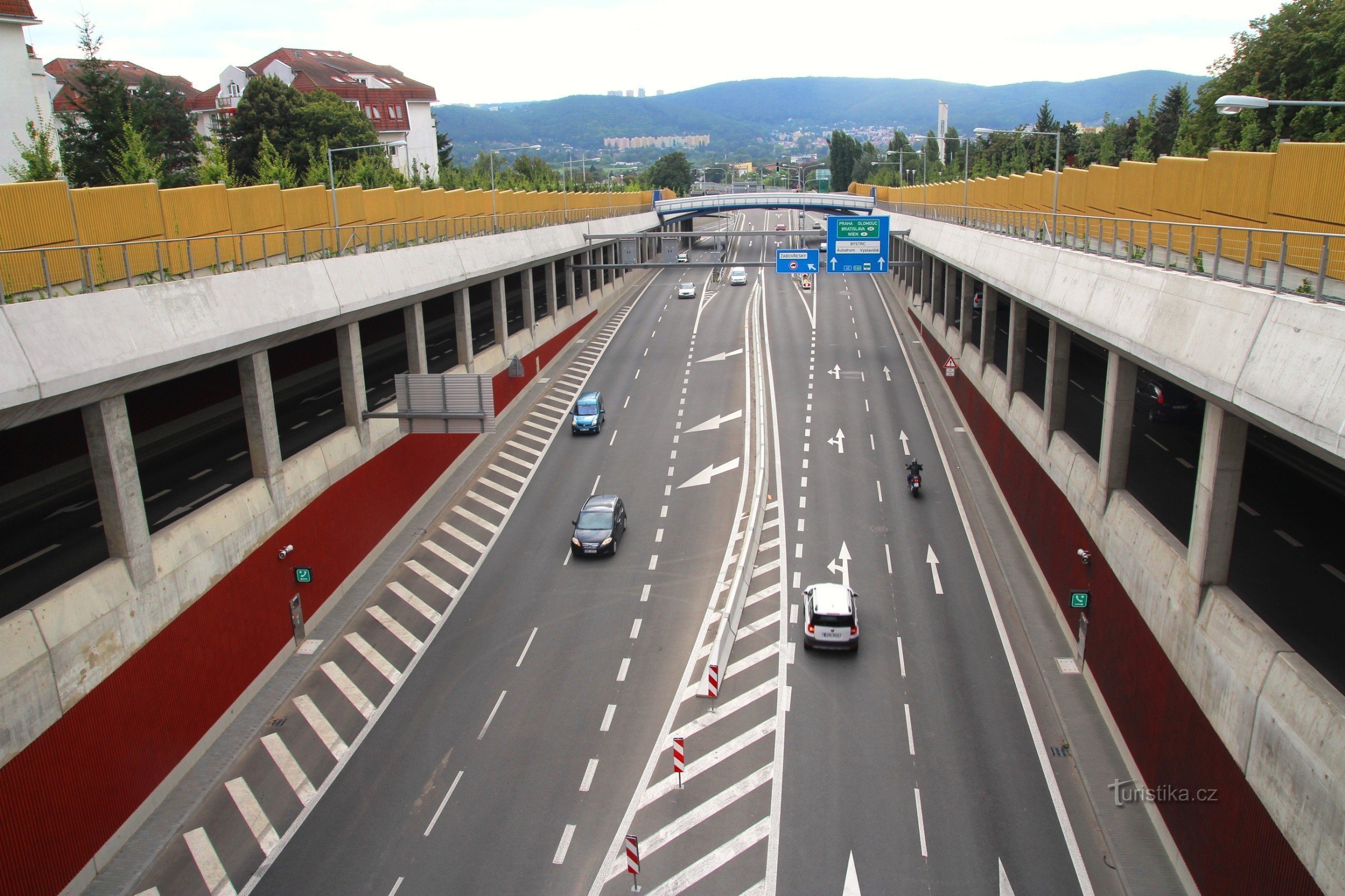 Gå ut från tunneln på Žabovřesk-sidan