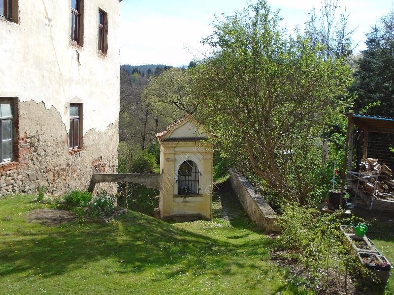 výklenková kaple nad zázračným pramenem