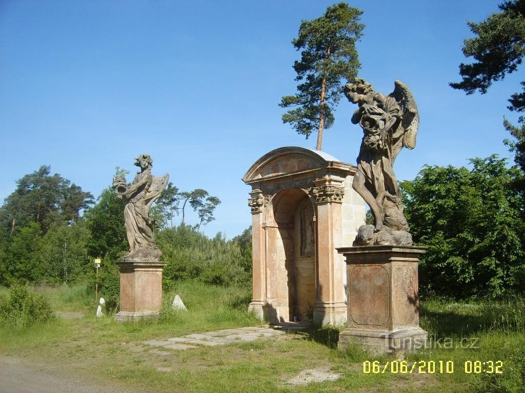 the niche chapel of St. Wenceslas between Káraný and Lysa nad Labem (introductory photo, k