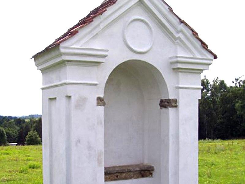 výklenková kaplička u osady Lada