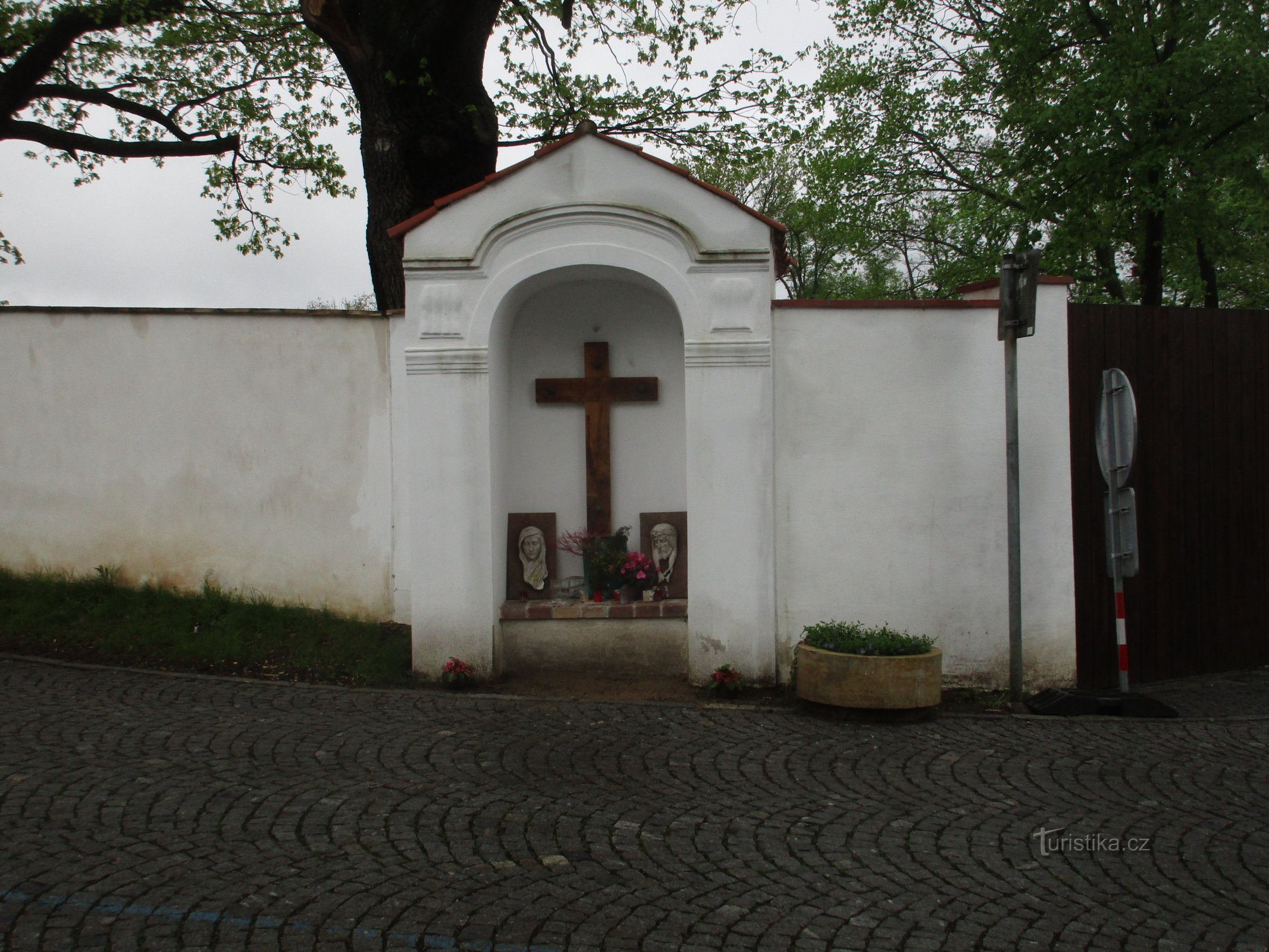 niche chapelle dans le mur d'enceinte