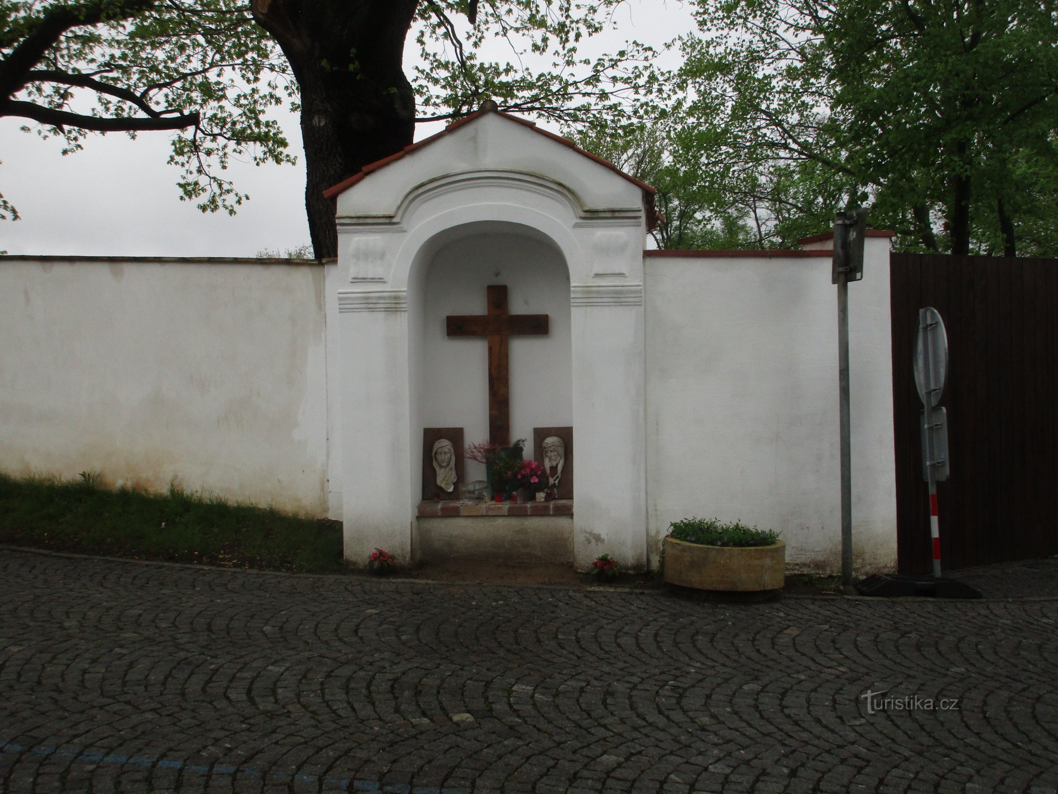 niskapel in de muur van de omheining