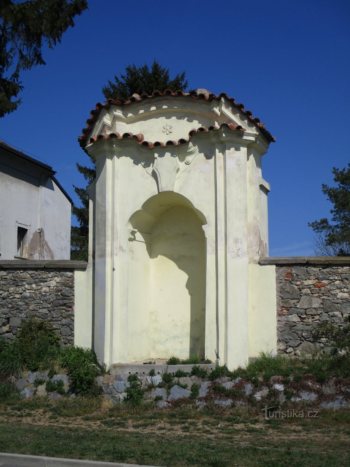 Capilla hornacina en el muro parroquial (Osice, 18.4.2020/XNUMX/XNUMX)