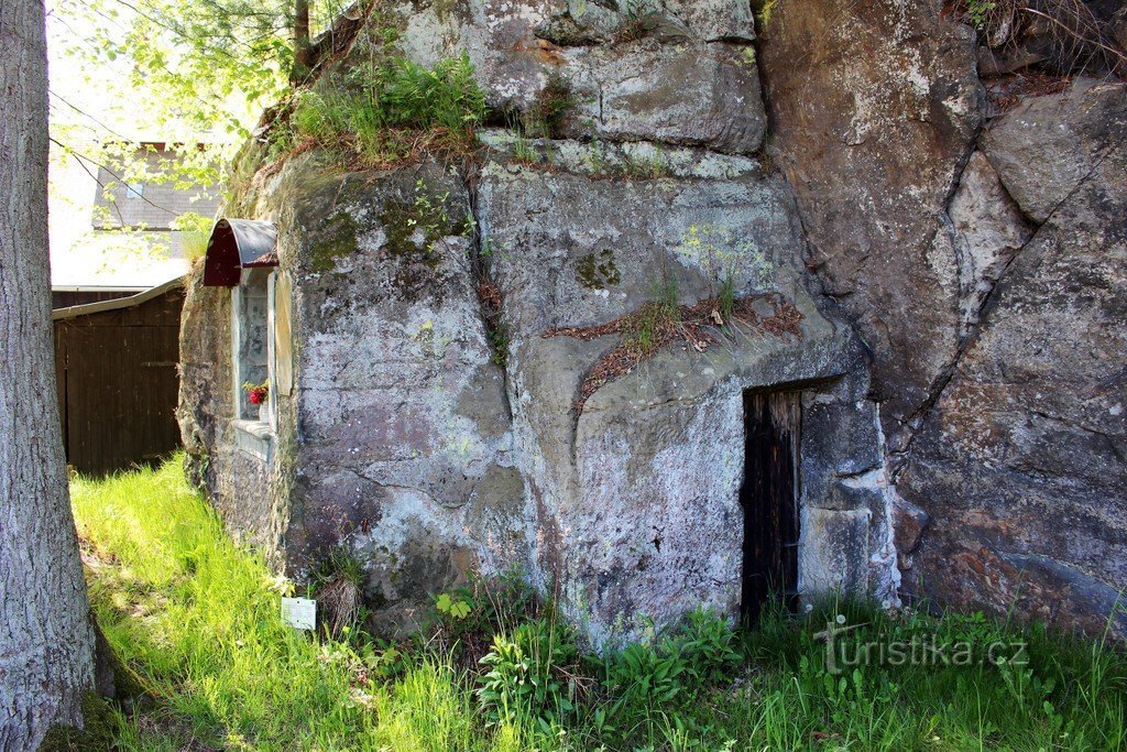 Výklenková skalní kaple v Dolní Chřibské.
