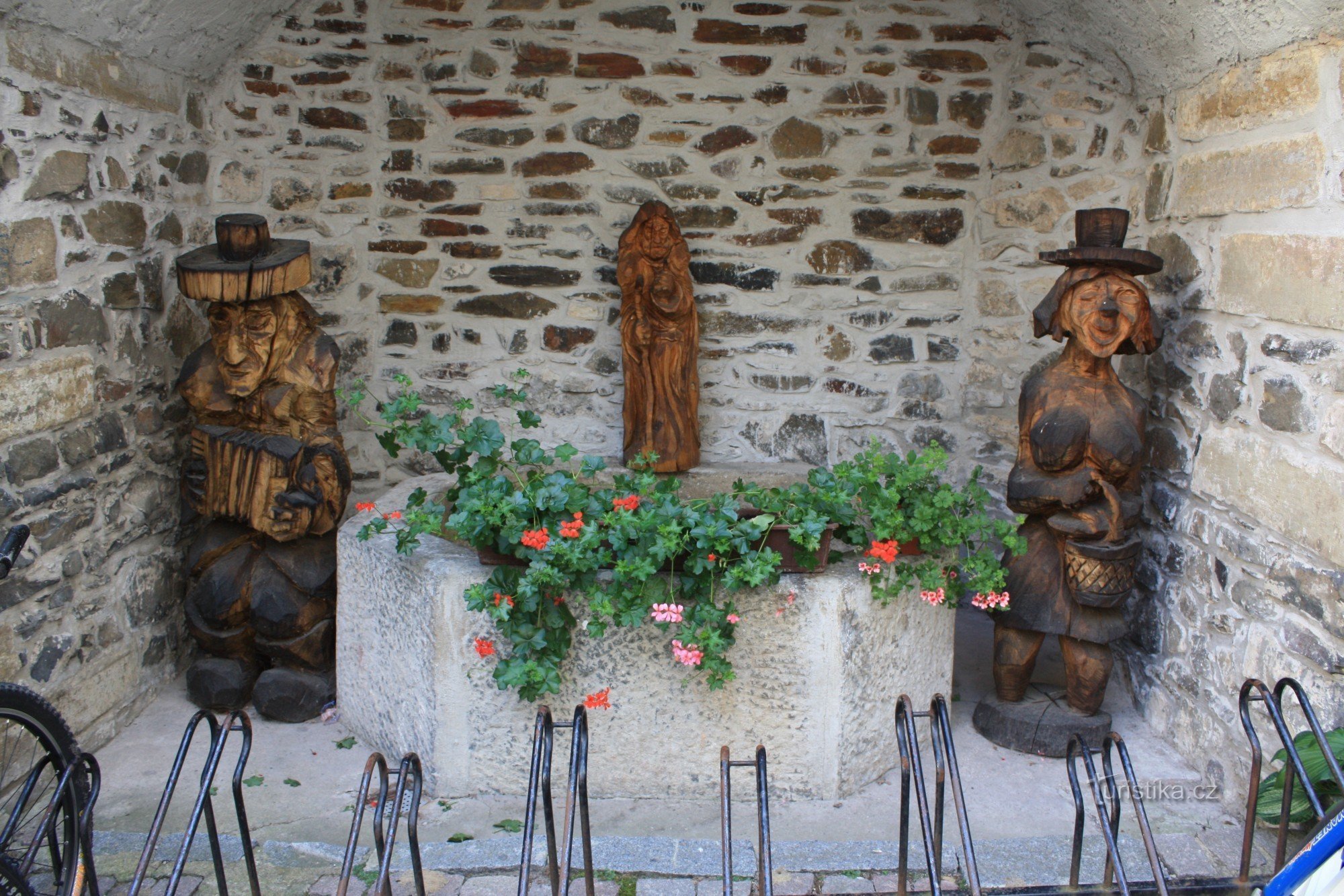 Niches in the courtyard with decorative elements