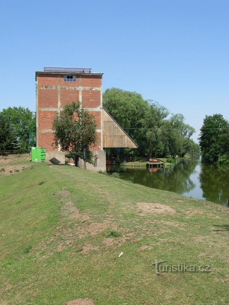 En tippbil fångad från dammen i Baťa-kanalen
