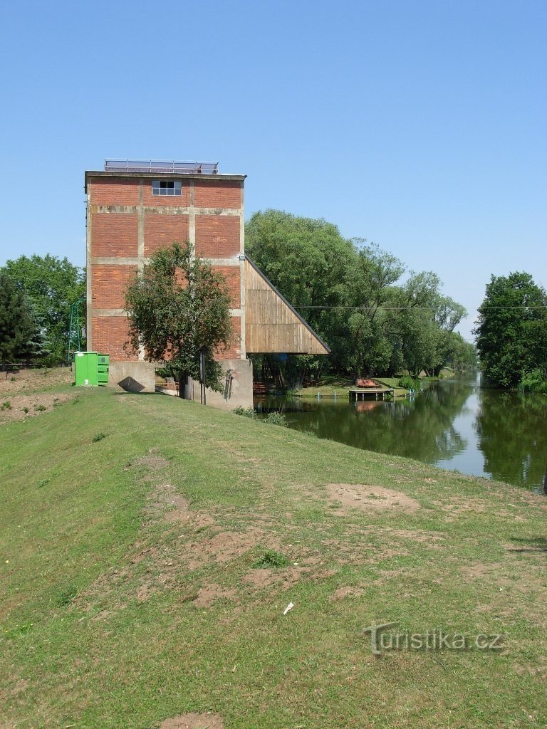 Un cassone ribaltabile catturato dalla diga del canale Baťa