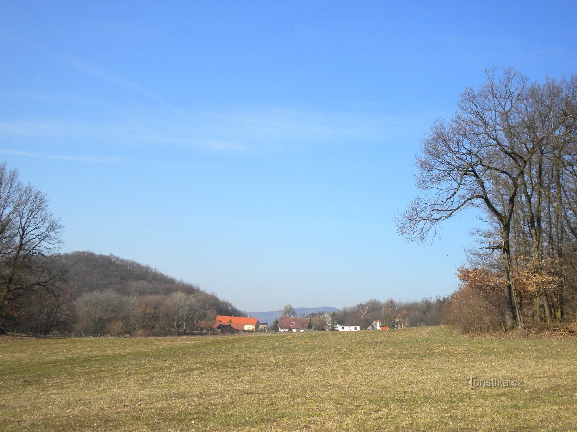 Le village lorgnant de Zbožná