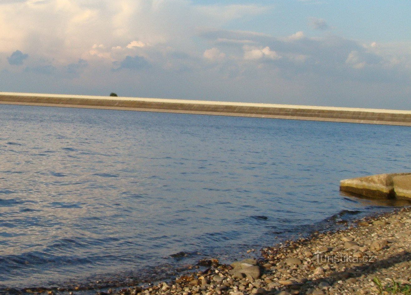 游览 Nechranice 水库