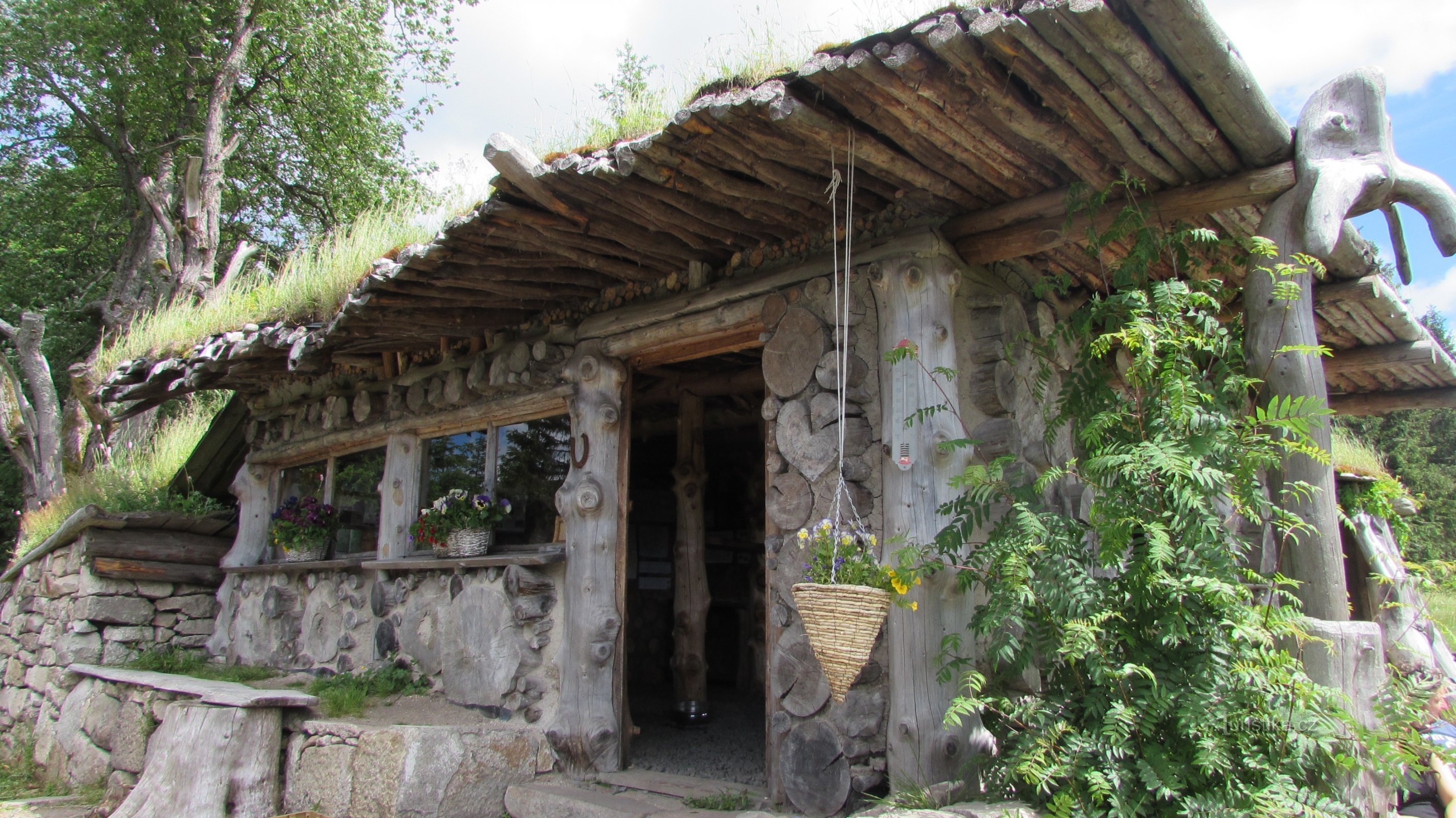 Uma viagem pelas montanhas de minério ocidentais ao redor de Abertam