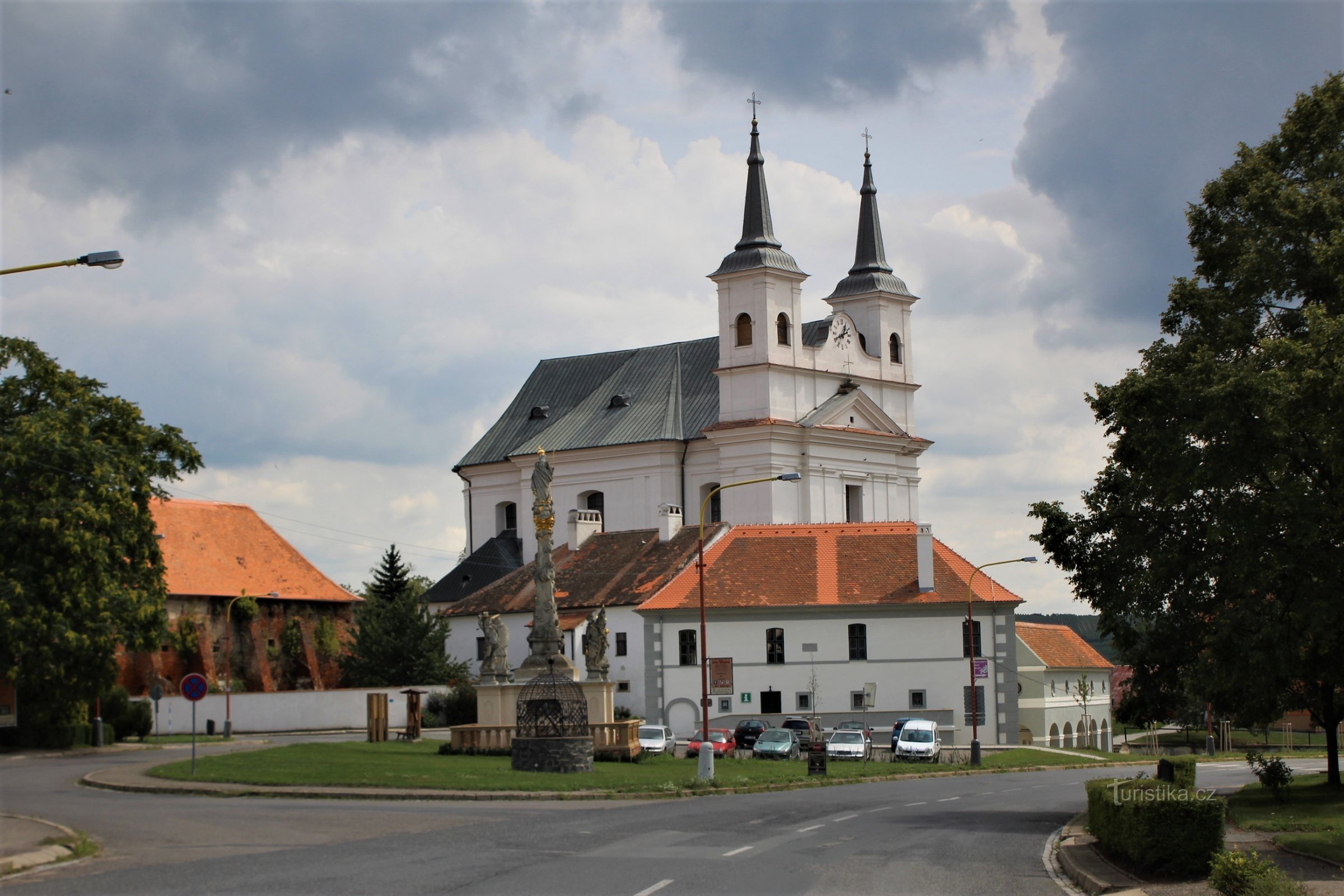 A viagem começa na bela praça da cidade de Drnholec