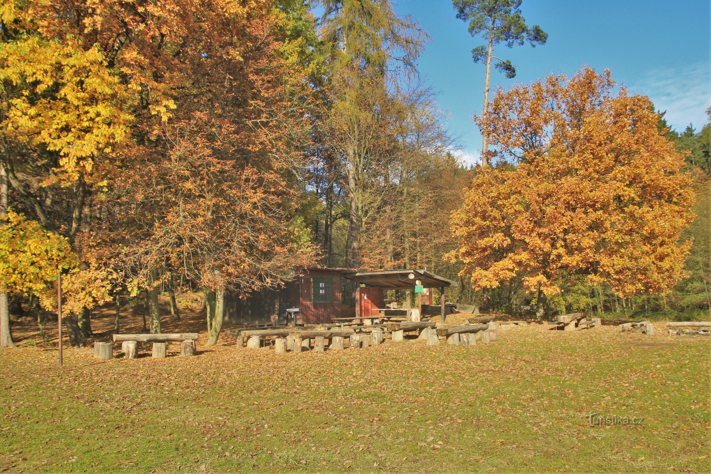 Site d'excursion au bord de l'étang