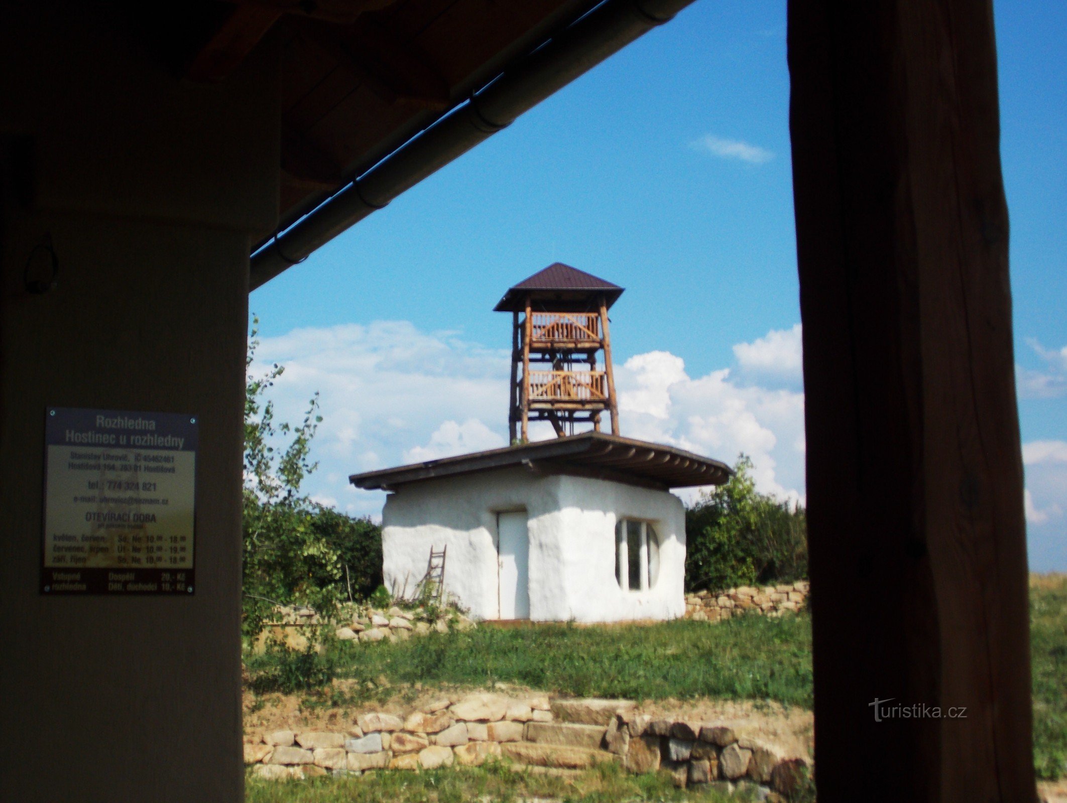 Pub de călătorie lângă turnul de observație de pe Hostišová
