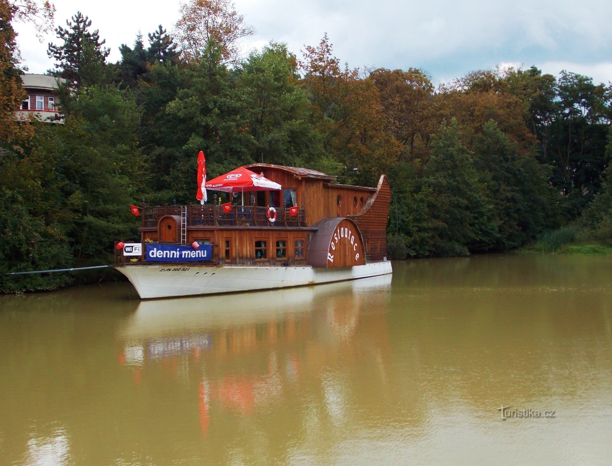 Statek wycieczkowy z restauracją na zaporze Kudlovská w Zlín