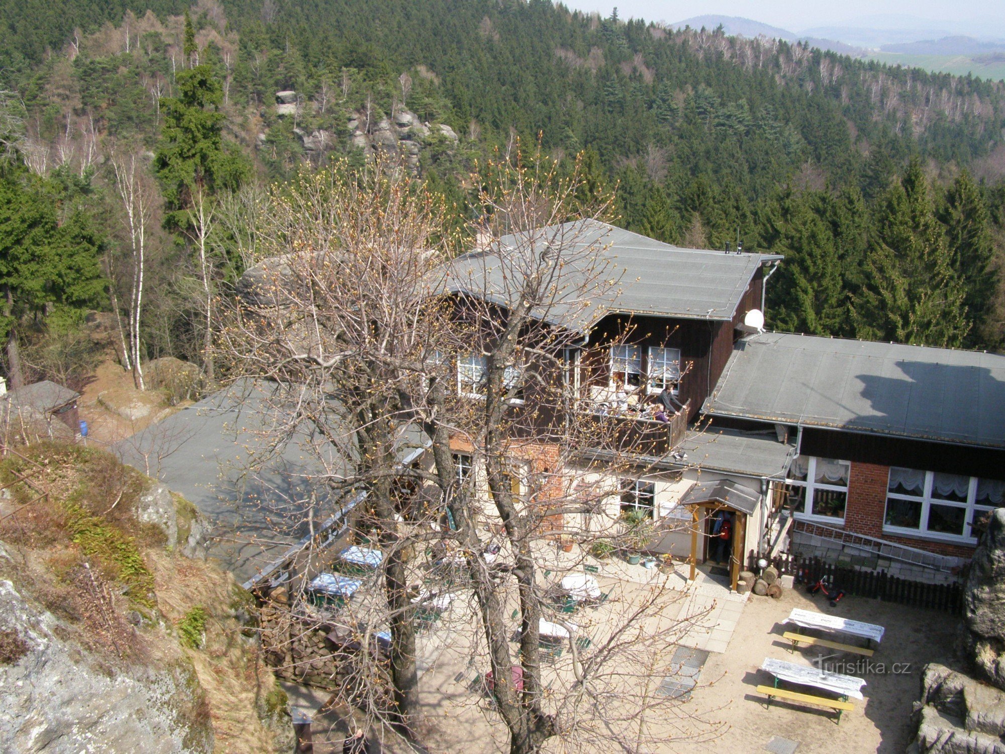 restaurant d'excursion au milieu des rochers de Nonnenfelsen