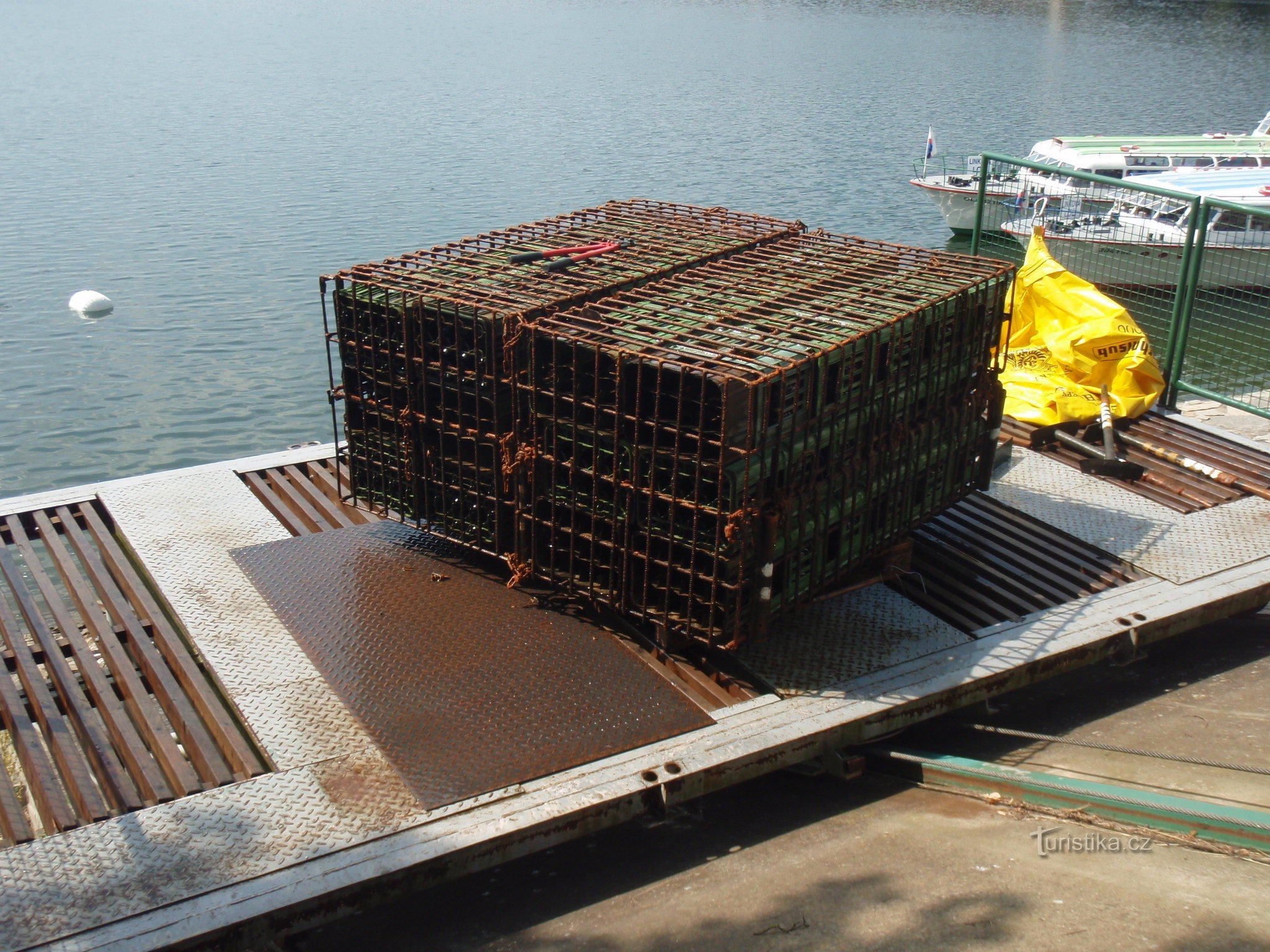 una gabbia di pescatori con le sette sale a riva...