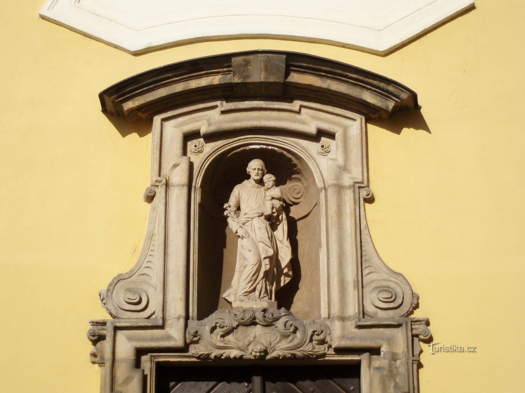 Afbildning af St. Joseph over indgangen til den samme helgens kapel (Hradec Králové, 21.6.2009)