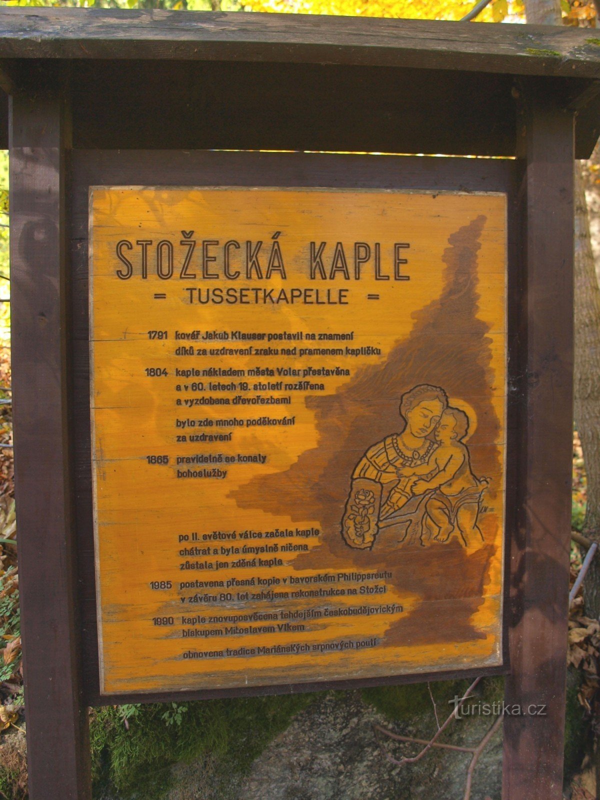 Panneau d'information brûlé à la chapelle Stožecka