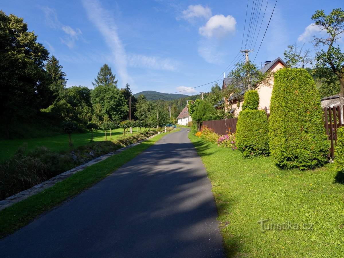 Sie biegt oberhalb von Skorošice ab