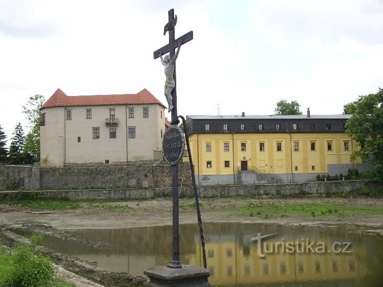 Entwässerter Peklo-Teich und Schloss