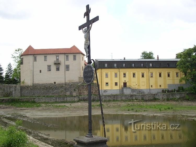 Stagno e castello di Peklo drenati