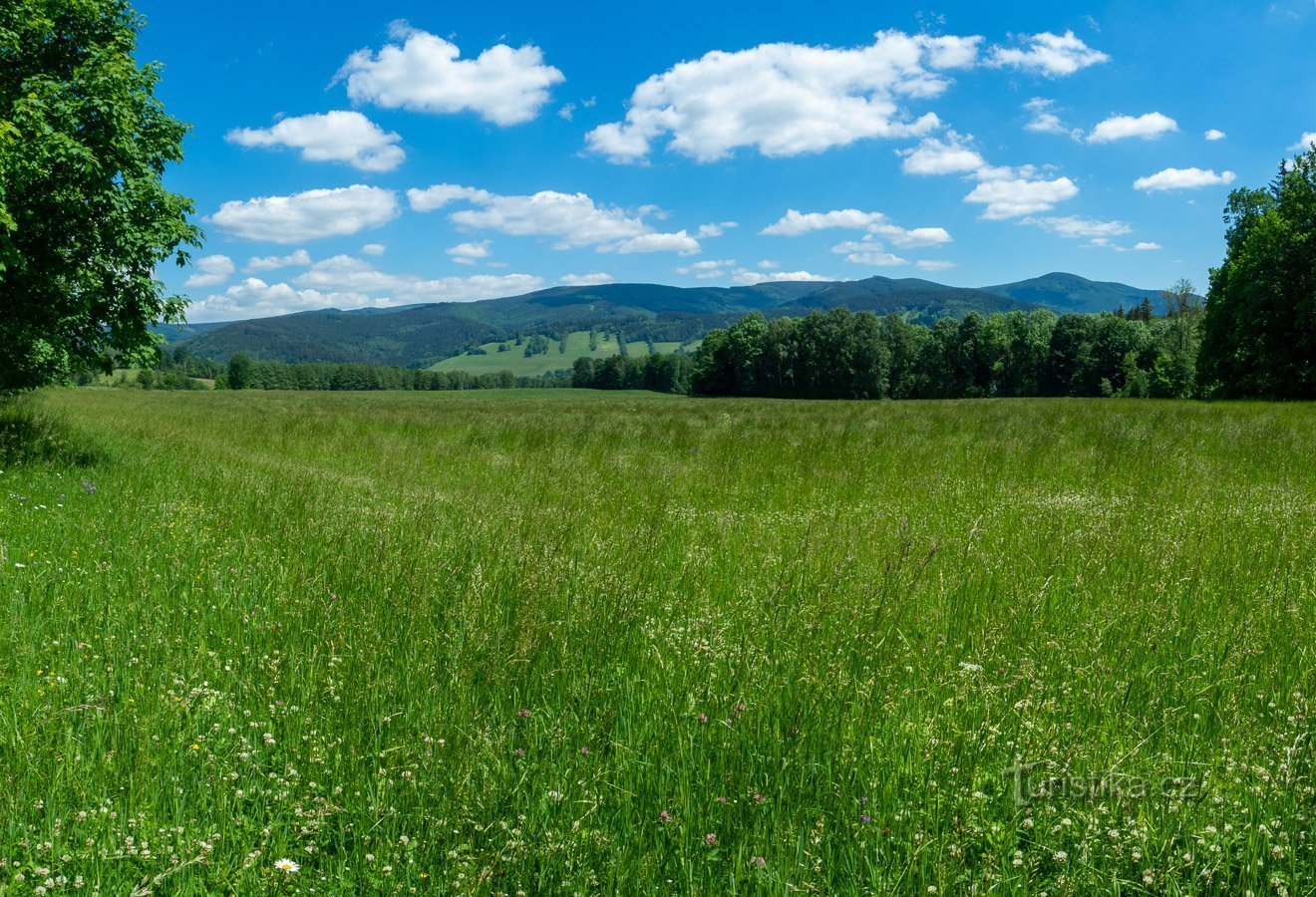 Значно виділяється Lysý vrch (праворуч)