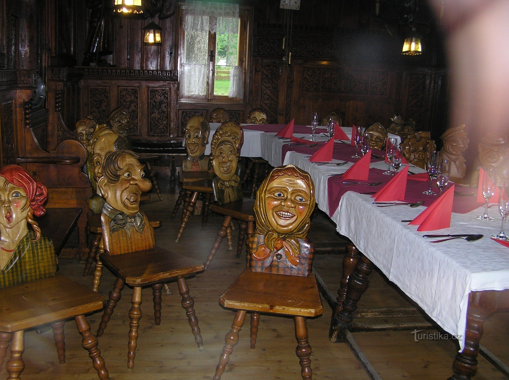 chaises sculptées dans un pub à Rejvíz