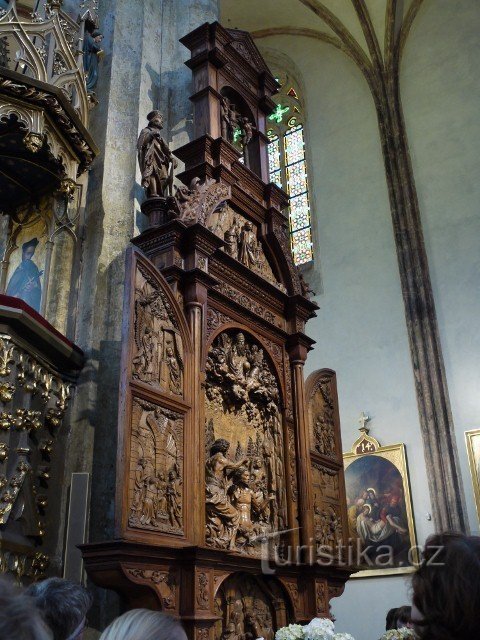 Altar esculpido com a vida de Jesus Cristo