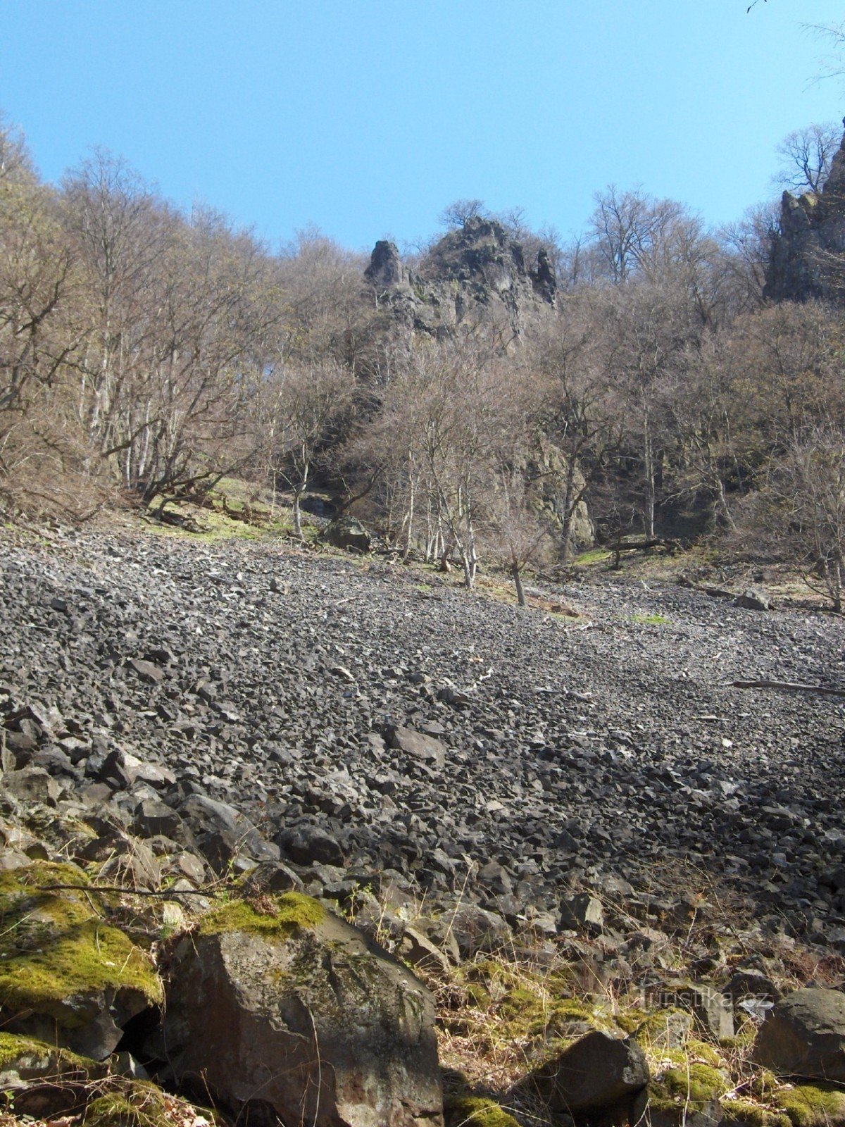 las rocas estallan