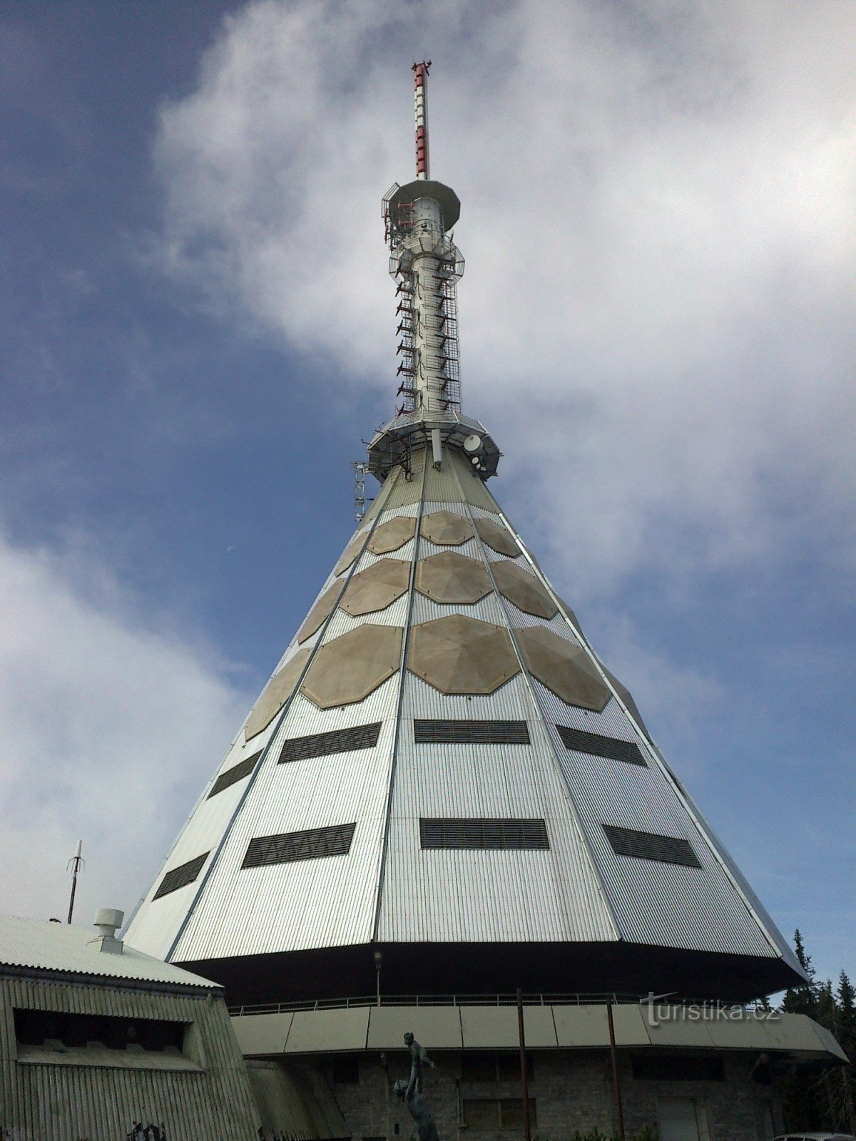 Adó Black Mountain.