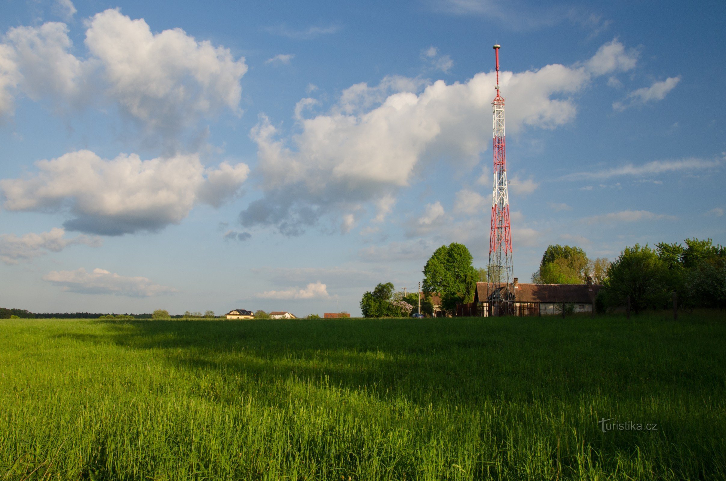 Sändare på den nordöstra kanten av Poběžovice nära Holice